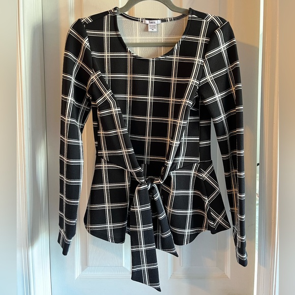 bar III tie front top - Picture 2 of 5